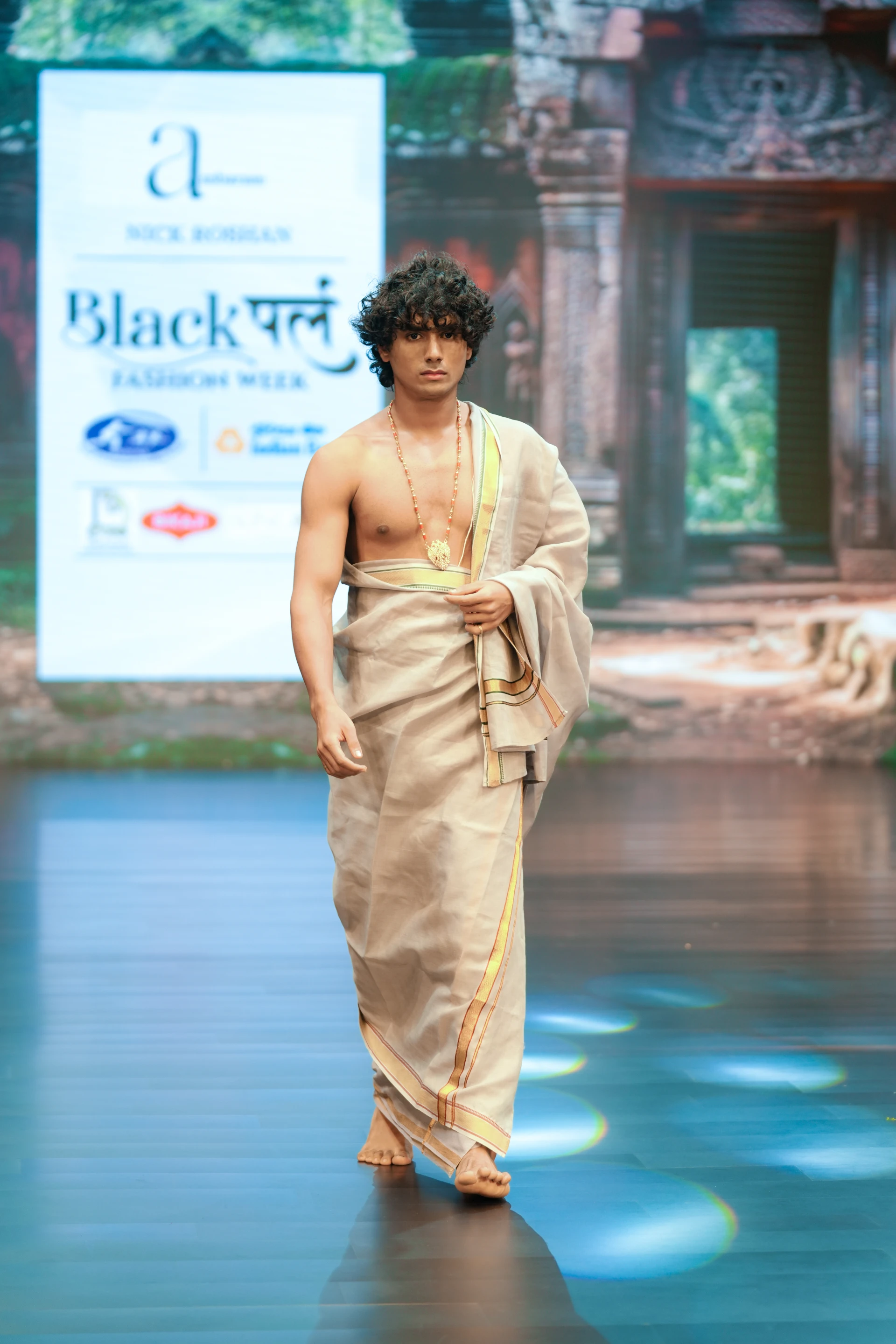Nick Roshan - Look 8